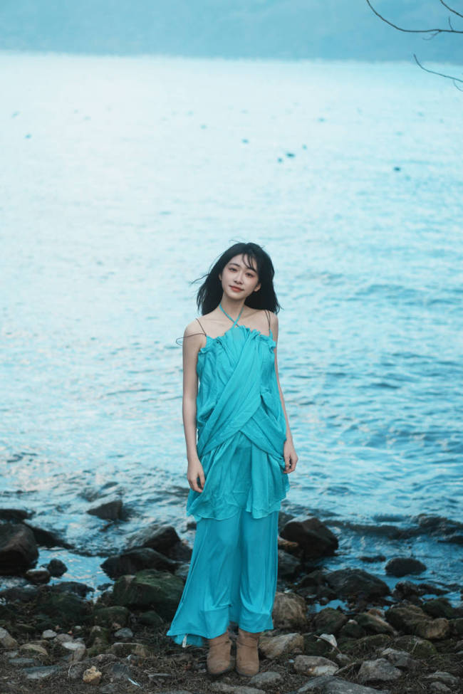杨肸子穿吊带连衣裙清纯可爱 漫步洱海边自由随性