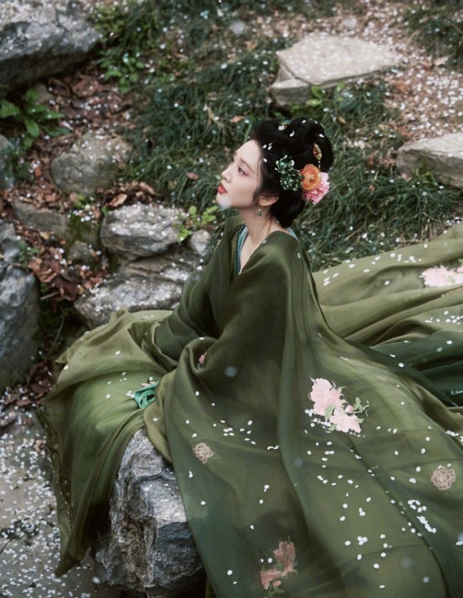 唐艺昕唐宫美人造型释出 宛若画卷中清丽美人