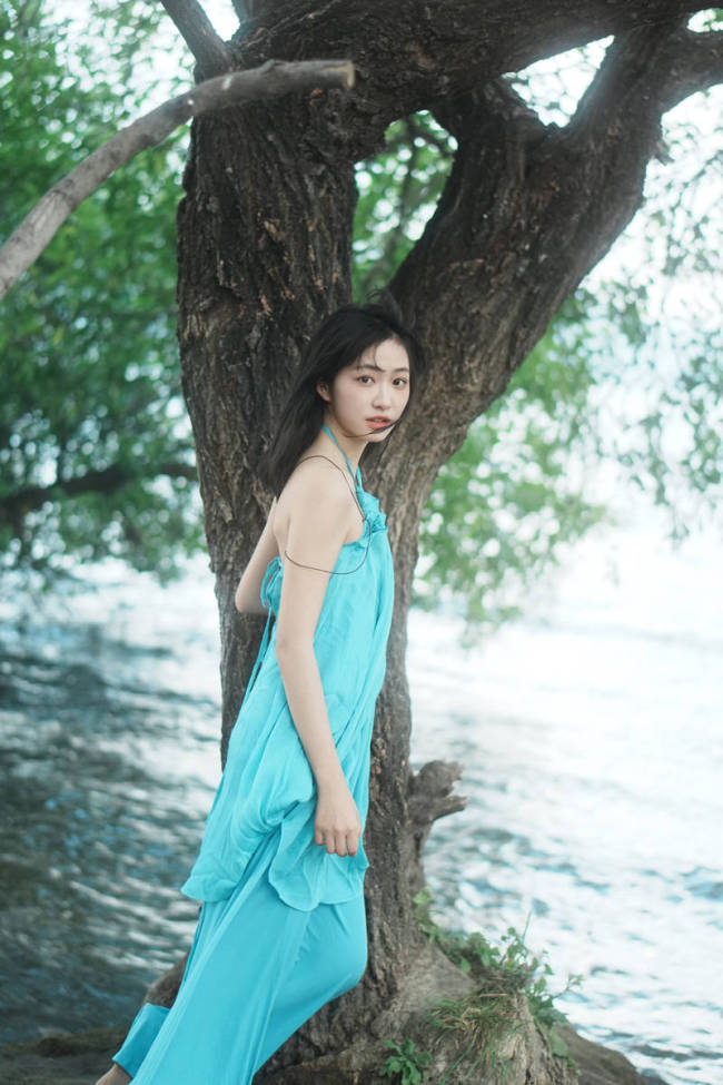 杨肸子穿吊带连衣裙清纯可爱 漫步洱海边自由随性