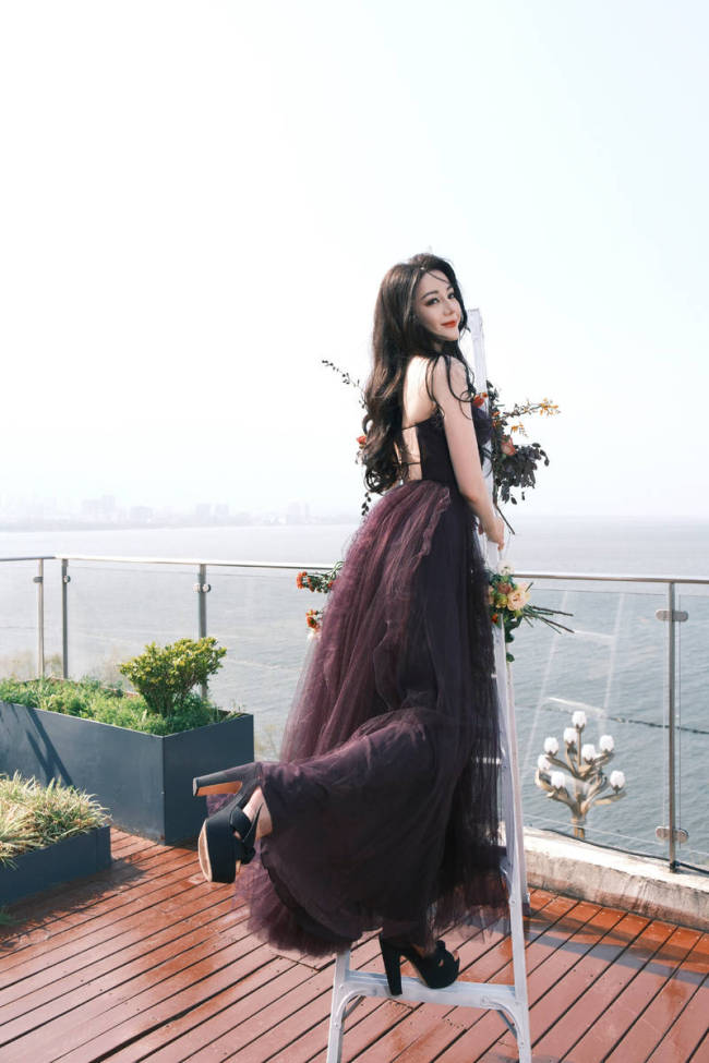 迪丽热巴深紫色露背纱裙好美 大波浪卷发妩媚迷人