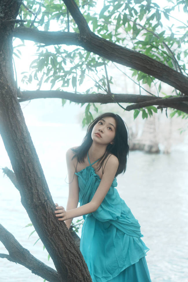 杨肸子穿吊带连衣裙清纯可爱 漫步洱海边自由随性