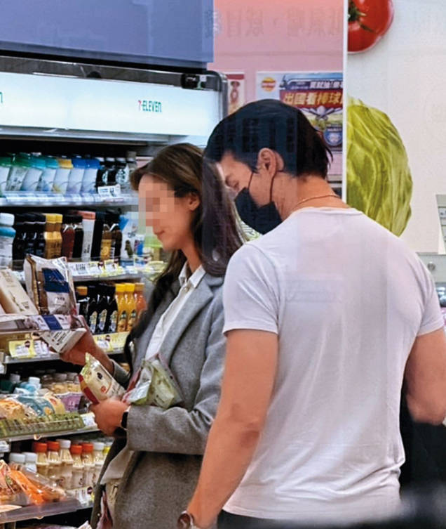 锦荣新恋情疑似曝光 与女生一起逛超市后回家 