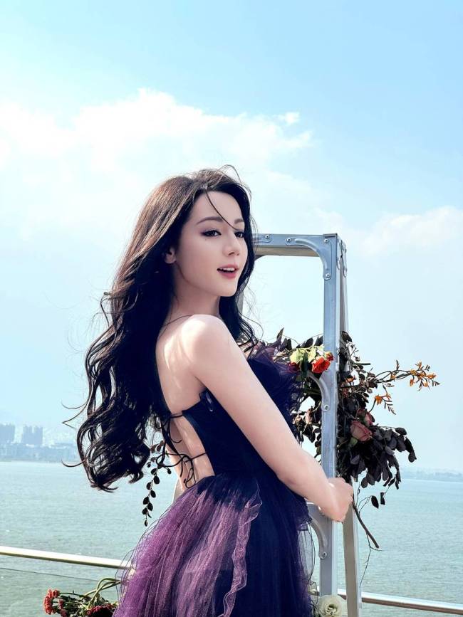 迪丽热巴深紫色露背纱裙好美 大波浪卷发妩媚迷人