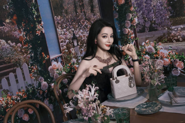 迪丽热巴深紫色露背纱裙好美 大波浪卷发妩媚迷人
