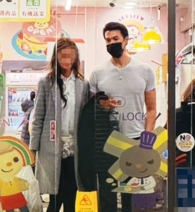 锦荣新恋情疑似曝光 与女生一起逛超市后回家 