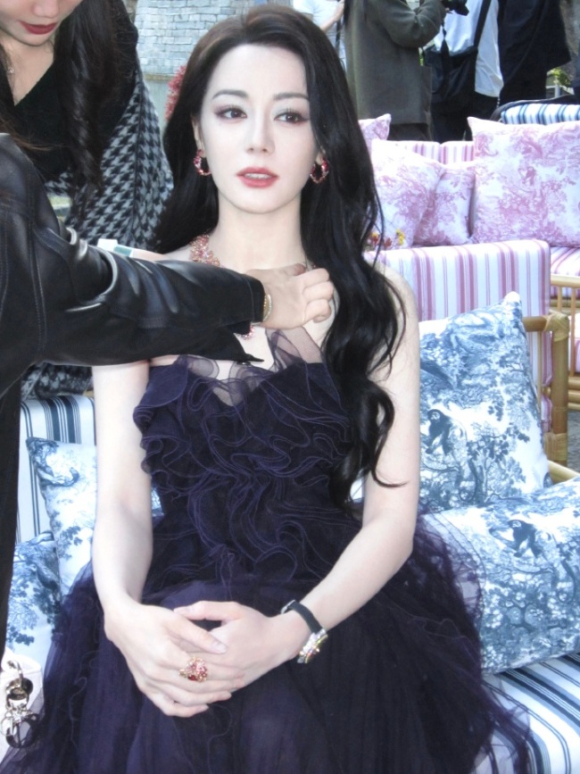 迪丽热巴穿紫色纱裙优雅高贵 宛如城堡里的公主
