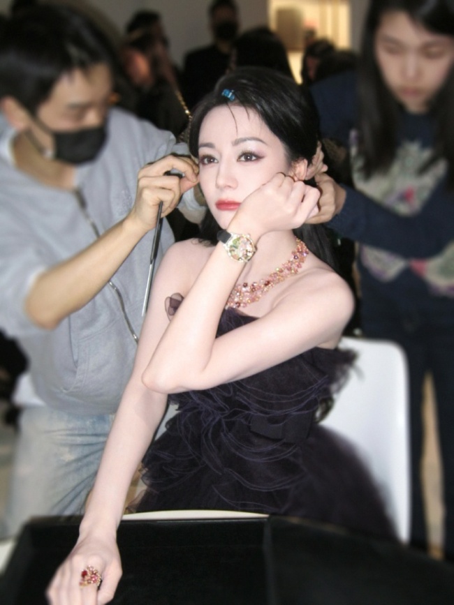 迪丽热巴穿紫色纱裙优雅高贵 宛如城堡里的公主