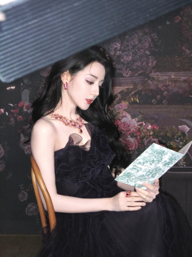 迪丽热巴穿紫色纱裙优雅高贵 宛如城堡里的公主