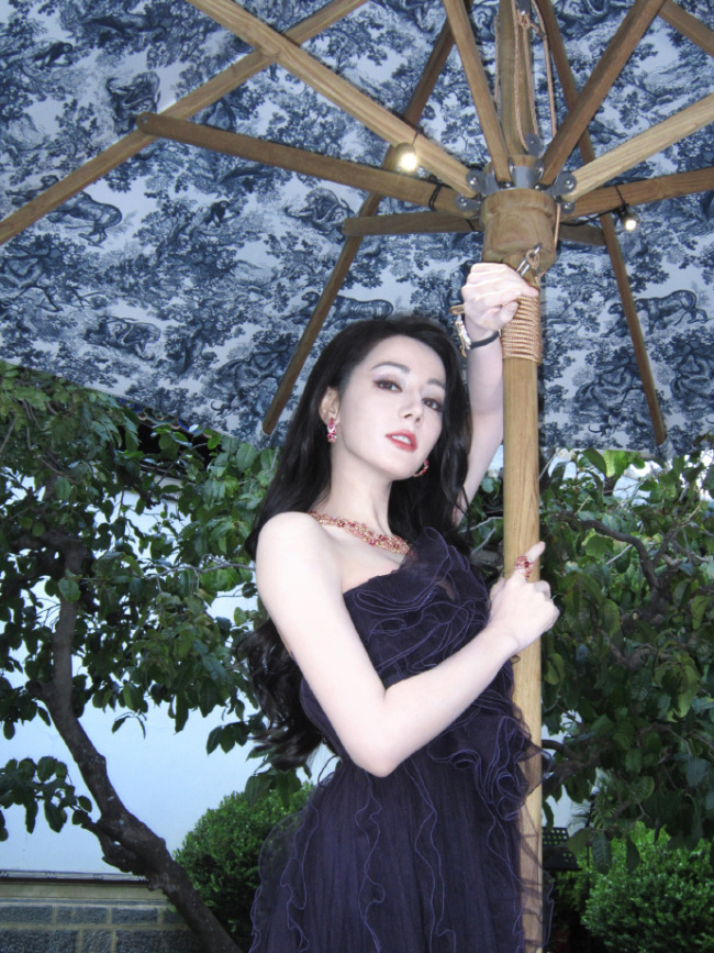迪丽热巴穿紫色纱裙优雅高贵 宛如城堡里的公主