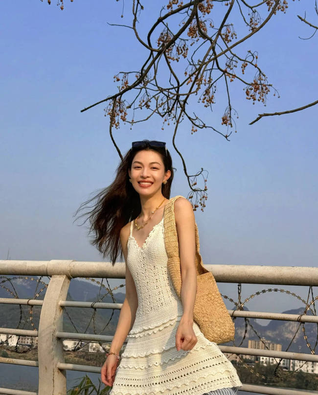 钟楚曦晒春日随拍阳光明媚 穿一袭小白裙清凉纯美