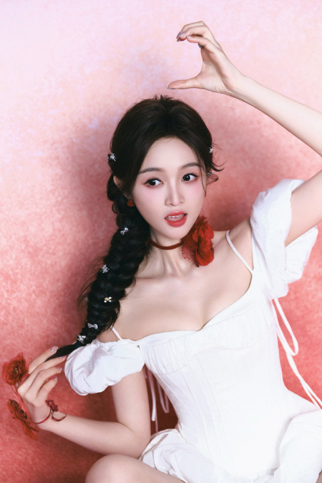 吴宣仪穿短裙甜美清纯秀纤细双腿 化身纯白丘比特