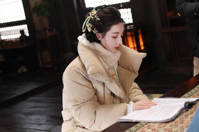 迪丽热巴片场照古风满满 手抚中阮尽显才女气质