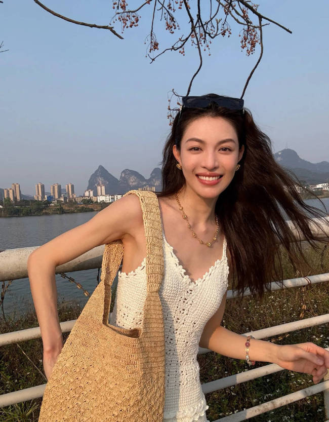 钟楚曦晒春日随拍阳光明媚 穿一袭小白裙清凉纯美