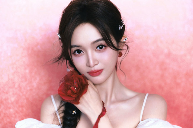 吴宣仪穿短裙甜美清纯秀纤细双腿 化身纯白丘比特
