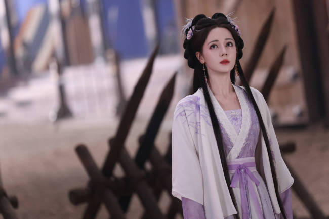 迪丽热巴片场照古风满满 手抚中阮尽显才女气质