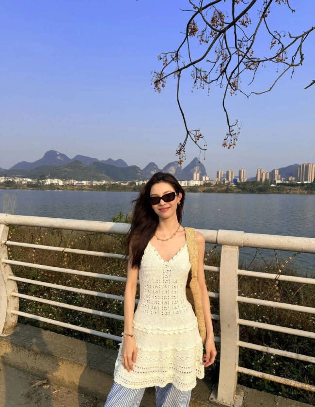 钟楚曦晒春日随拍阳光明媚 穿一袭小白裙清凉纯美