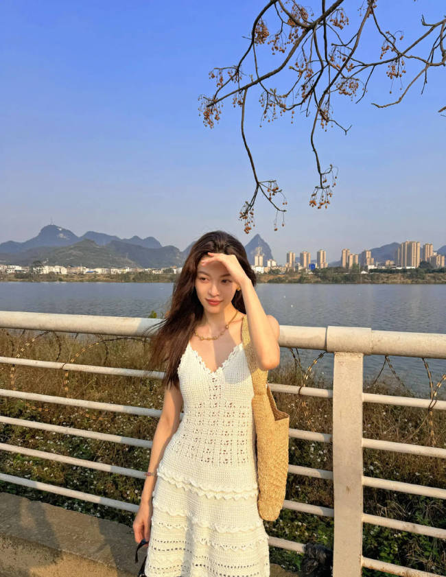 钟楚曦晒春日随拍阳光明媚 穿一袭小白裙清凉纯美