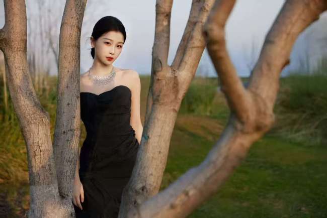虞书欣穿抹胸裙盘发造型优雅大方 高贵如黑天鹅