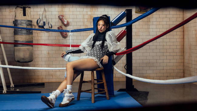 Jennie身穿吊带背心超短裤 运动风与性感完美结合