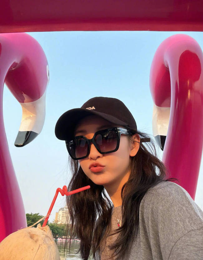 王鸥晒出游照状态惬意 乘坐游船喝椰子水赏美景