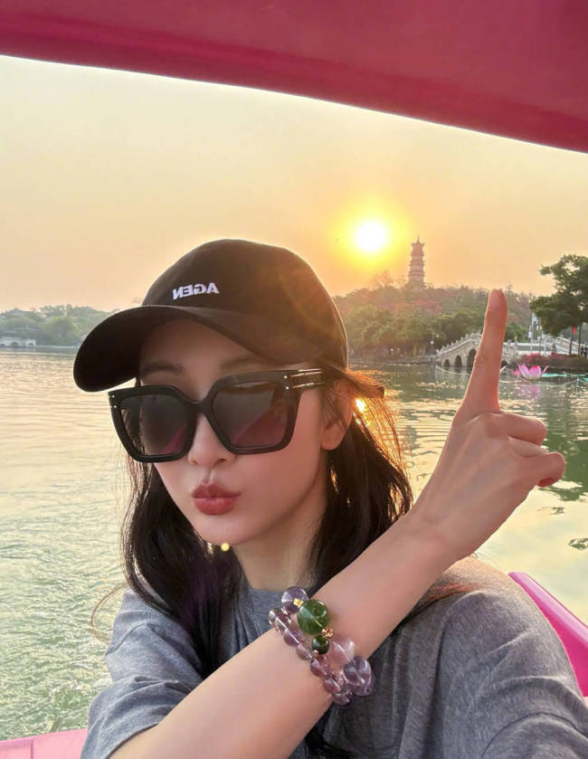 王鸥晒出游照状态惬意 乘坐游船喝椰子水赏美景