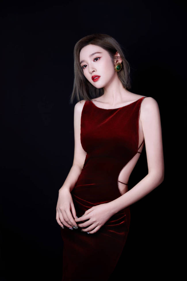 唐艺昕穿丝绒露背裙性感妩媚 红唇烈焰显熟女姿态
