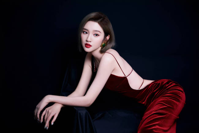 唐艺昕穿丝绒露背裙性感妩媚 红唇烈焰显熟女姿态