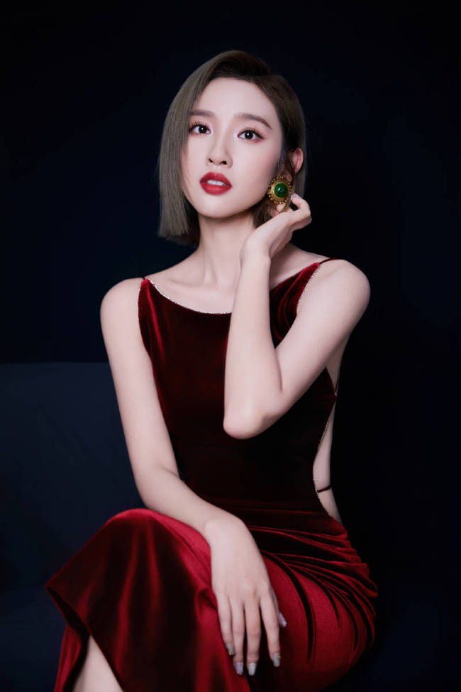 唐艺昕穿丝绒露背裙性感妩媚 红唇烈焰显熟女姿态