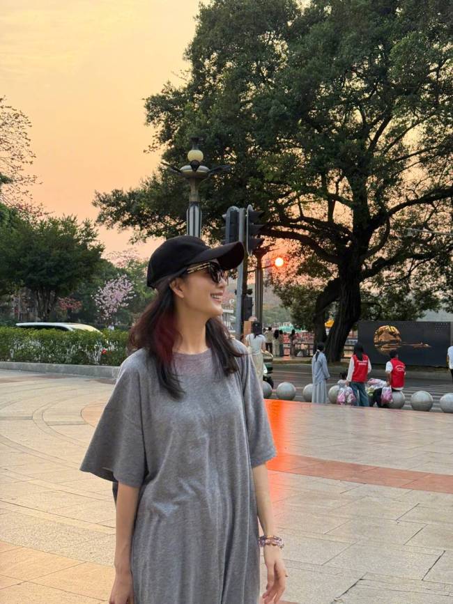 王鸥晒出游照状态惬意 乘坐游船喝椰子水赏美景