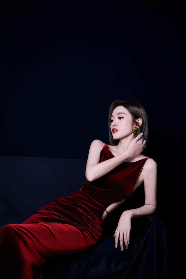 唐艺昕穿丝绒露背裙性感妩媚 红唇烈焰显熟女姿态