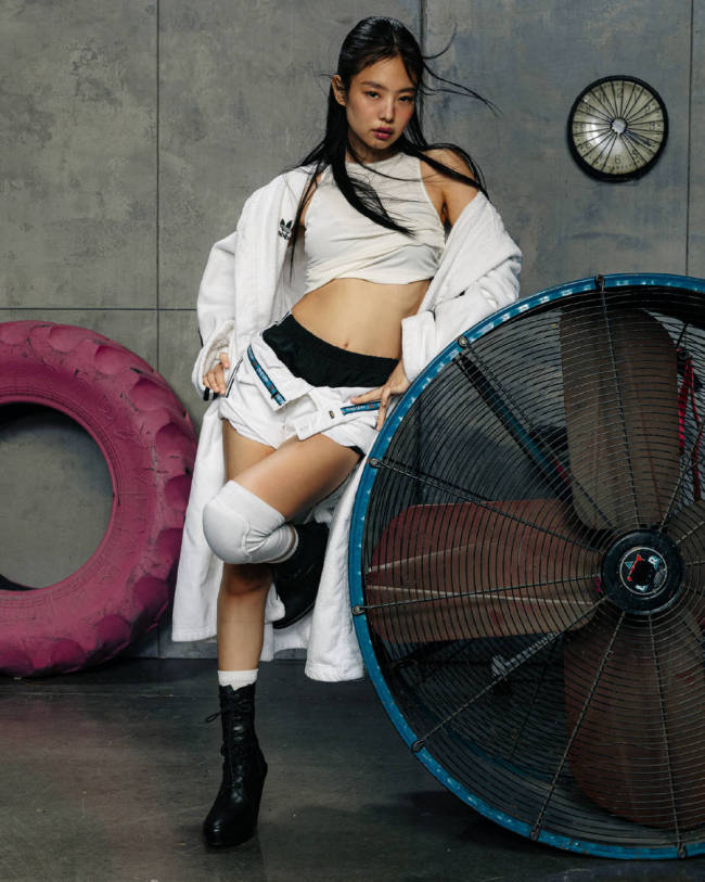 Jennie身穿吊带背心超短裤 运动风与性感完美结合