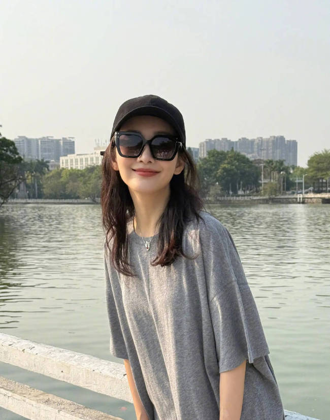 王鸥晒出游照状态惬意 乘坐游船喝椰子水赏美景