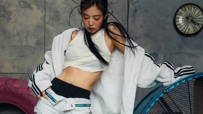 Jennie身穿吊带背心超短裤 运动风与性感完美结合