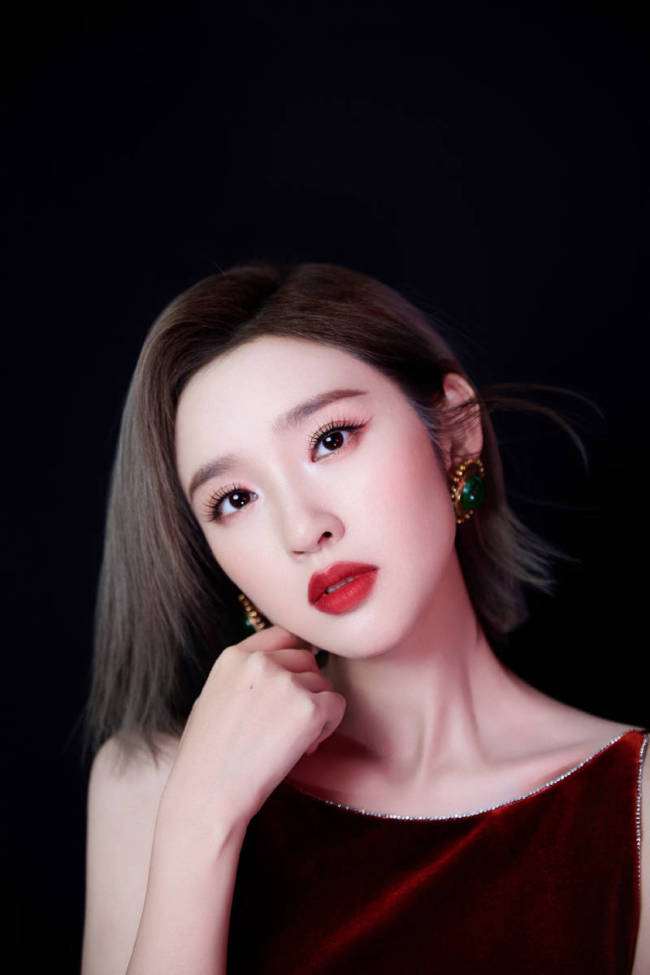 唐艺昕穿丝绒露背裙性感妩媚 红唇烈焰显熟女姿态