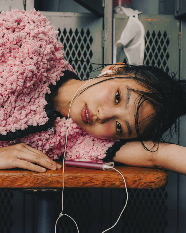 Jennie身穿吊带背心超短裤 运动风与性感完美结合