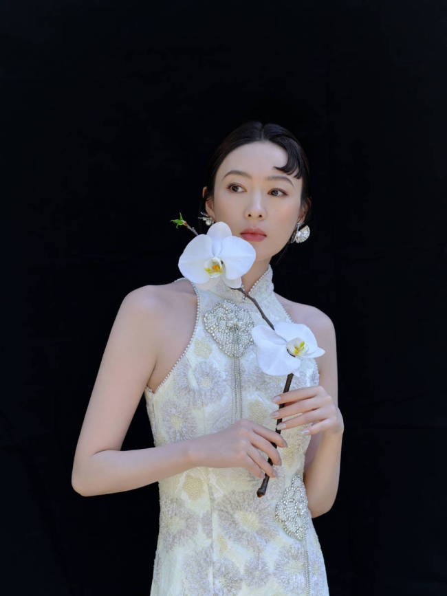 童瑶穿无袖长裙身姿曼妙 风姿绰约尽显东方雅韵