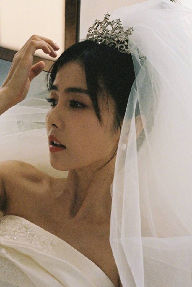 白鹿穿婚纱秒变最美新娘 看向远方眼神深邃