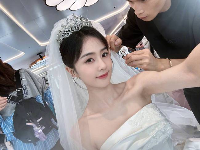 白鹿穿婚纱秒变最美新娘 看向远方眼神深邃