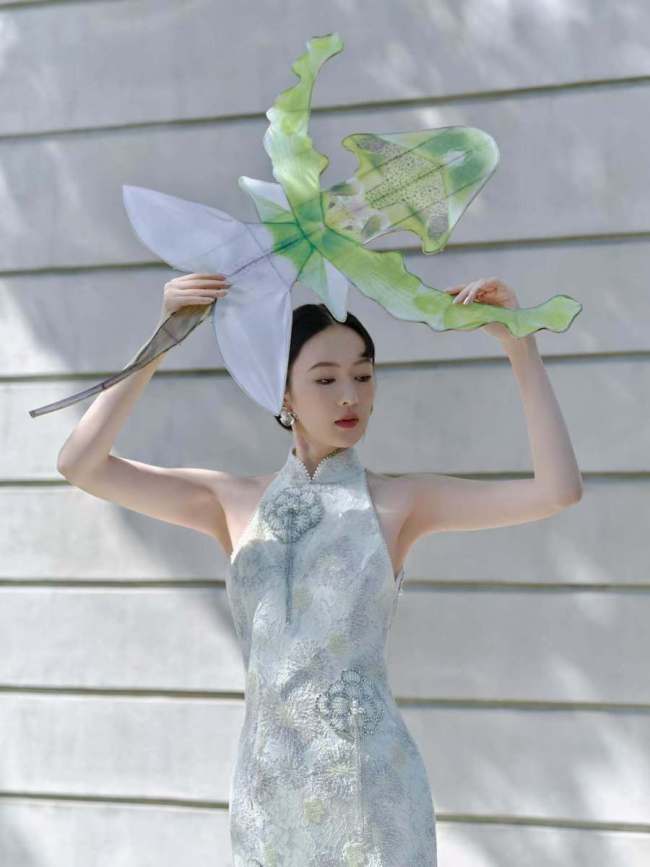 童瑶穿无袖长裙身姿曼妙 风姿绰约尽显东方雅韵