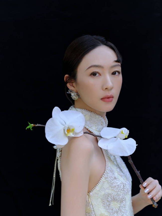 童瑶穿无袖长裙身姿曼妙 风姿绰约尽显东方雅韵