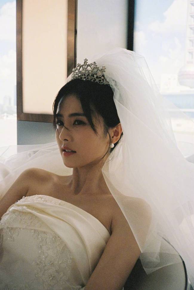 白鹿穿婚纱秒变最美新娘 看向远方眼神深邃
