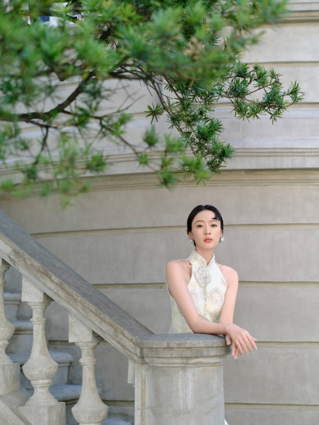 童瑶穿无袖长裙身姿曼妙 风姿绰约尽显东方雅韵