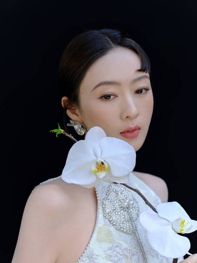 童瑶穿无袖长裙身姿曼妙 风姿绰约尽显东方雅韵