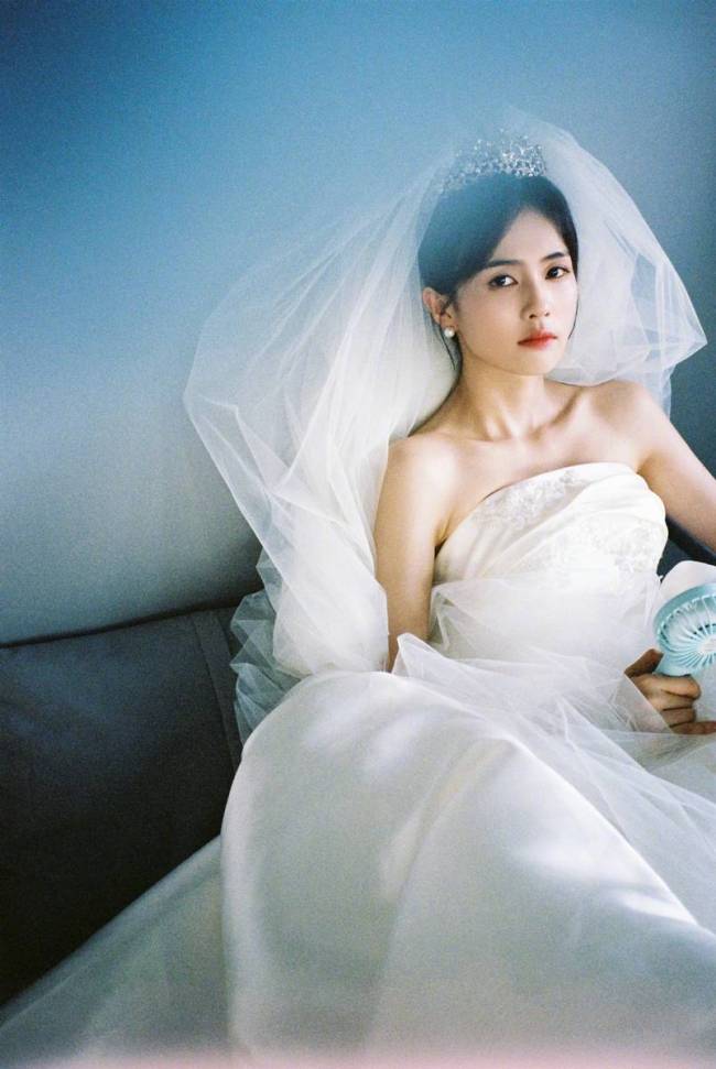 白鹿穿婚纱秒变最美新娘 看向远方眼神深邃