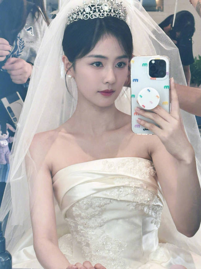 白鹿穿婚纱秒变最美新娘 看向远方眼神深邃