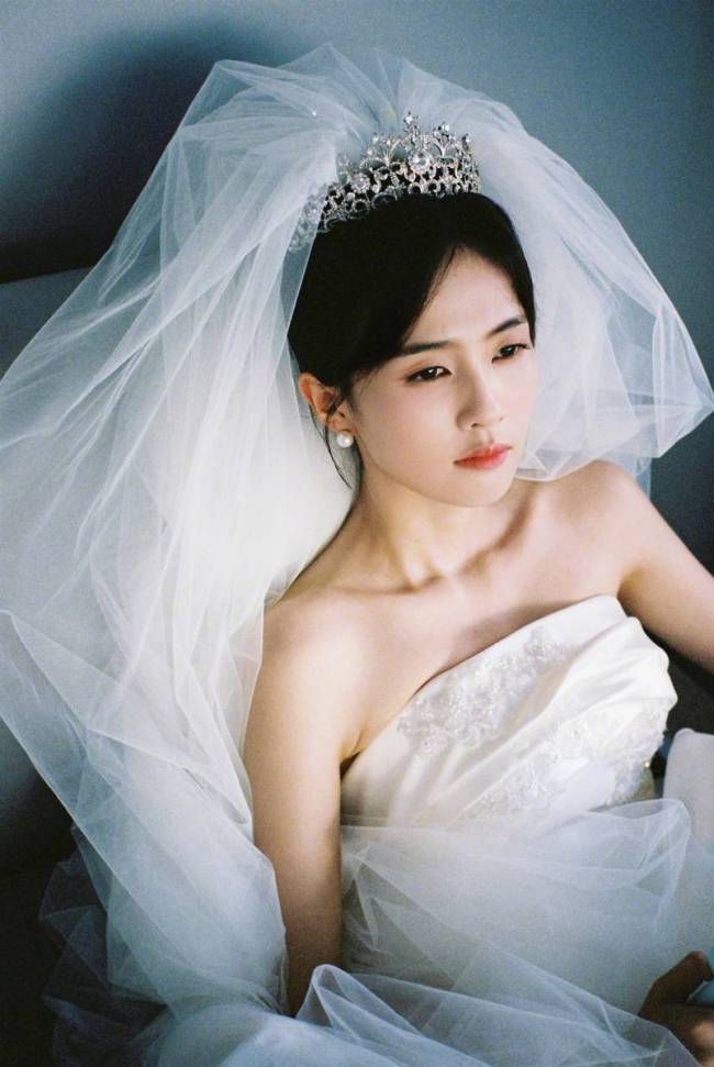 白鹿穿婚纱秒变最美新娘 看向远方眼神深邃