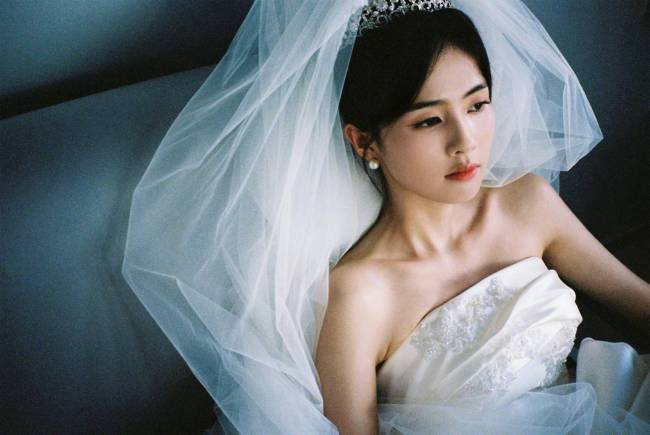 白鹿穿婚纱秒变最美新娘 看向远方眼神深邃