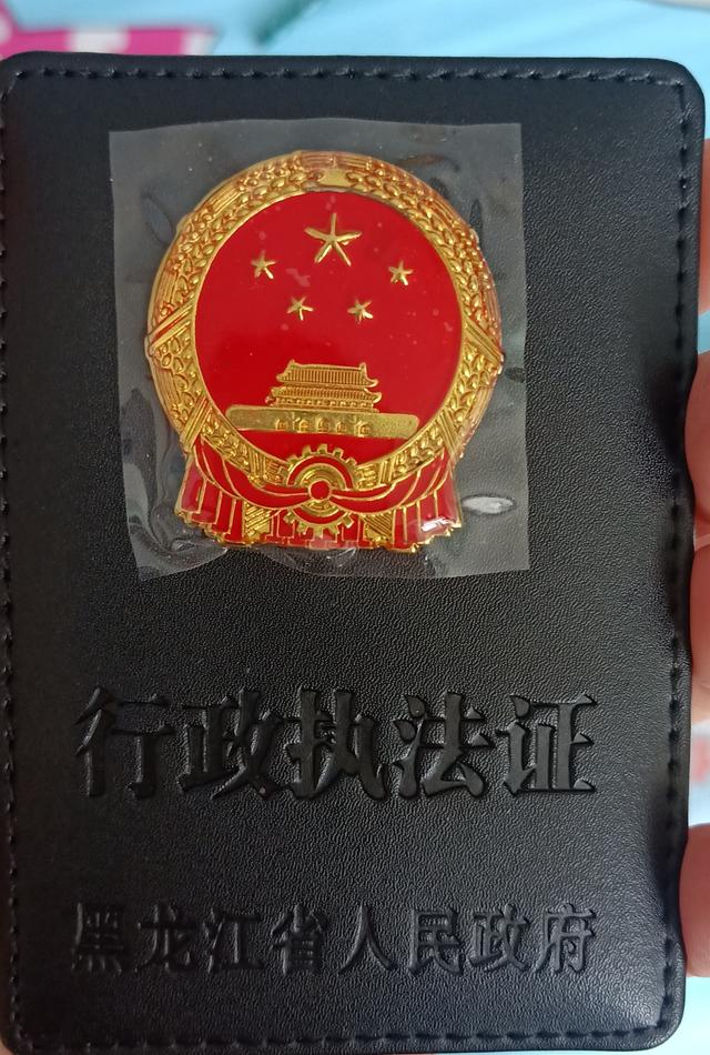 女孩疫情期间家中办公遇害,两天前嫌疑人在同一小区杀害两人,嫌疑人亲属:外逃期间,嫌疑人有自杀念头