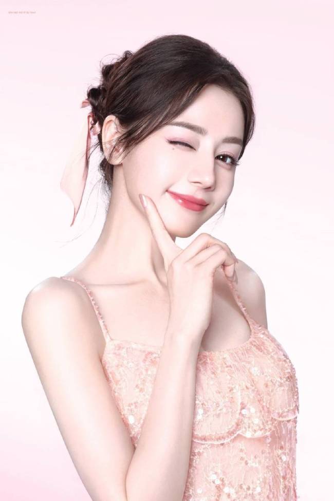 迪丽热巴身穿白色抹胸挂脖长裙 温柔甜美气质超绝