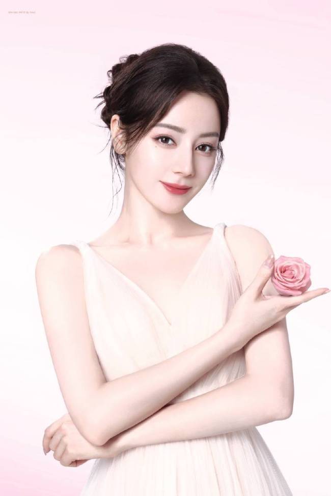 迪丽热巴身穿白色抹胸挂脖长裙 温柔甜美气质超绝